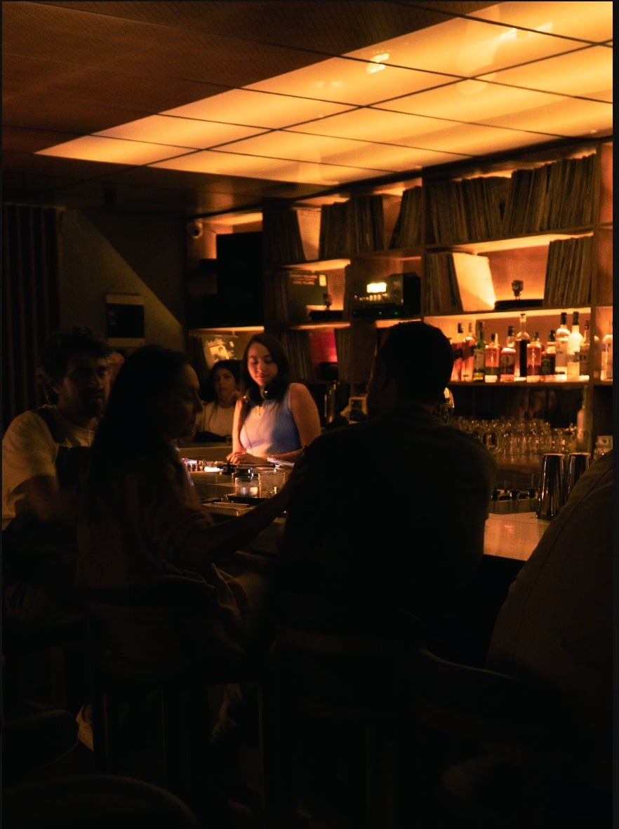 Clientes bajo el techo luminoso del listening bar 55DB en Medellín