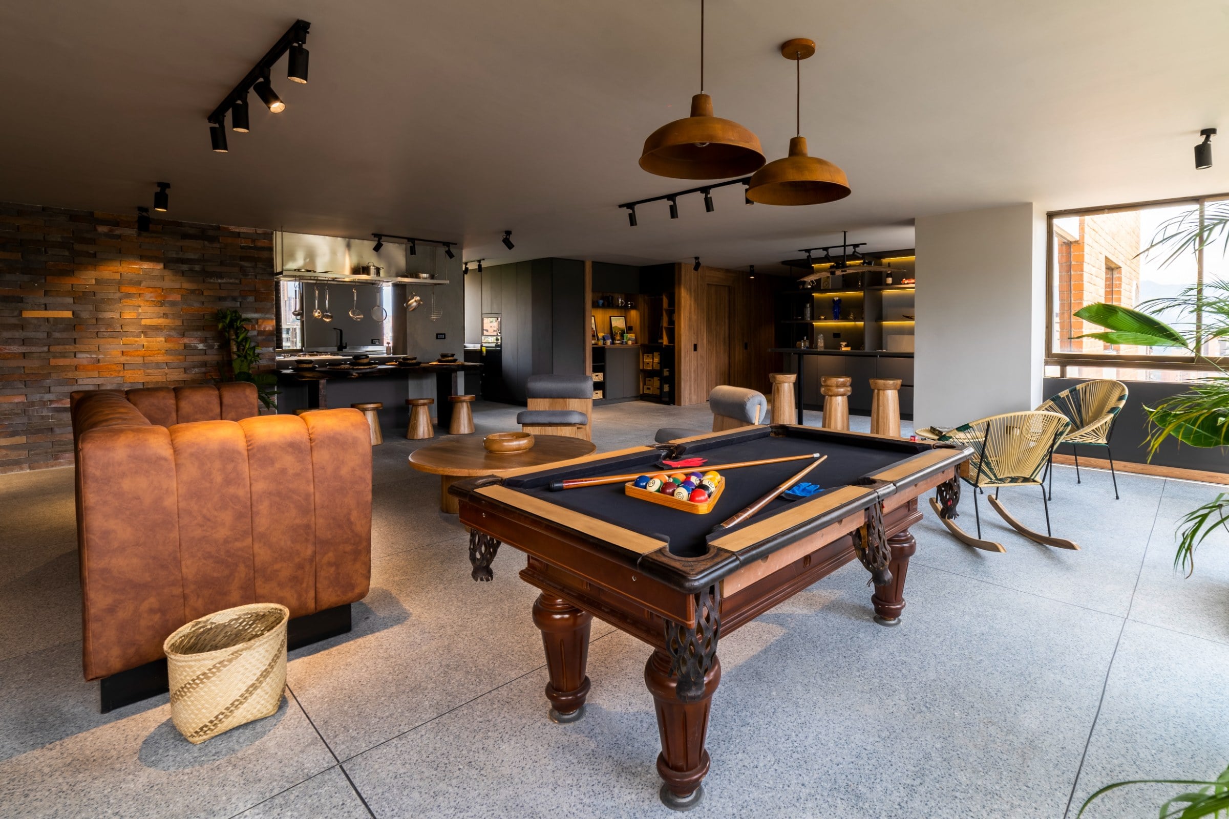 Sala de juegos con mesa de billar clásica y sofás de cuero, La Almenara
