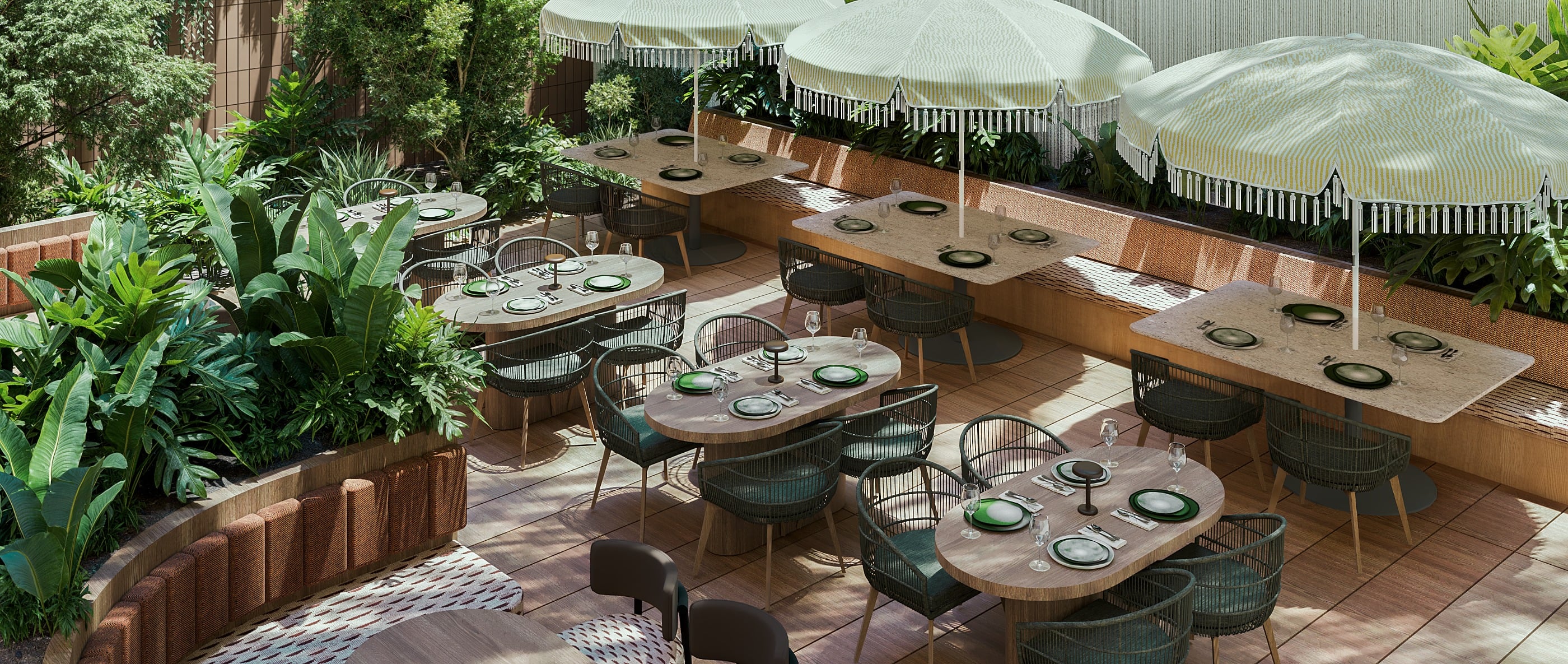 Patio de comedor al aire libre con sombrillas de rayas y vegetación densa, Alto Patio, Londres