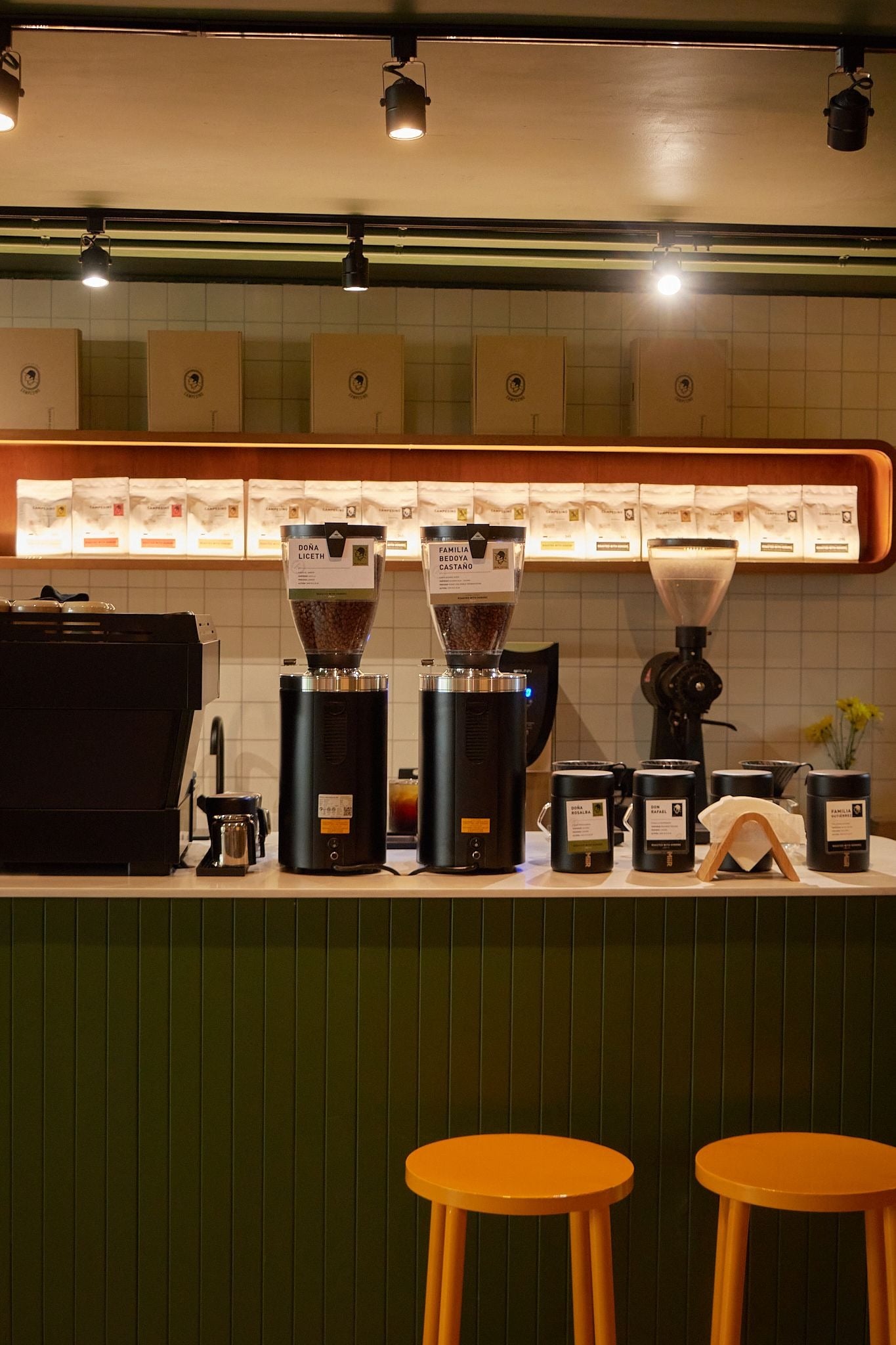 Molinos y máquinas de café sobre la barra verde de Campesino Coffee