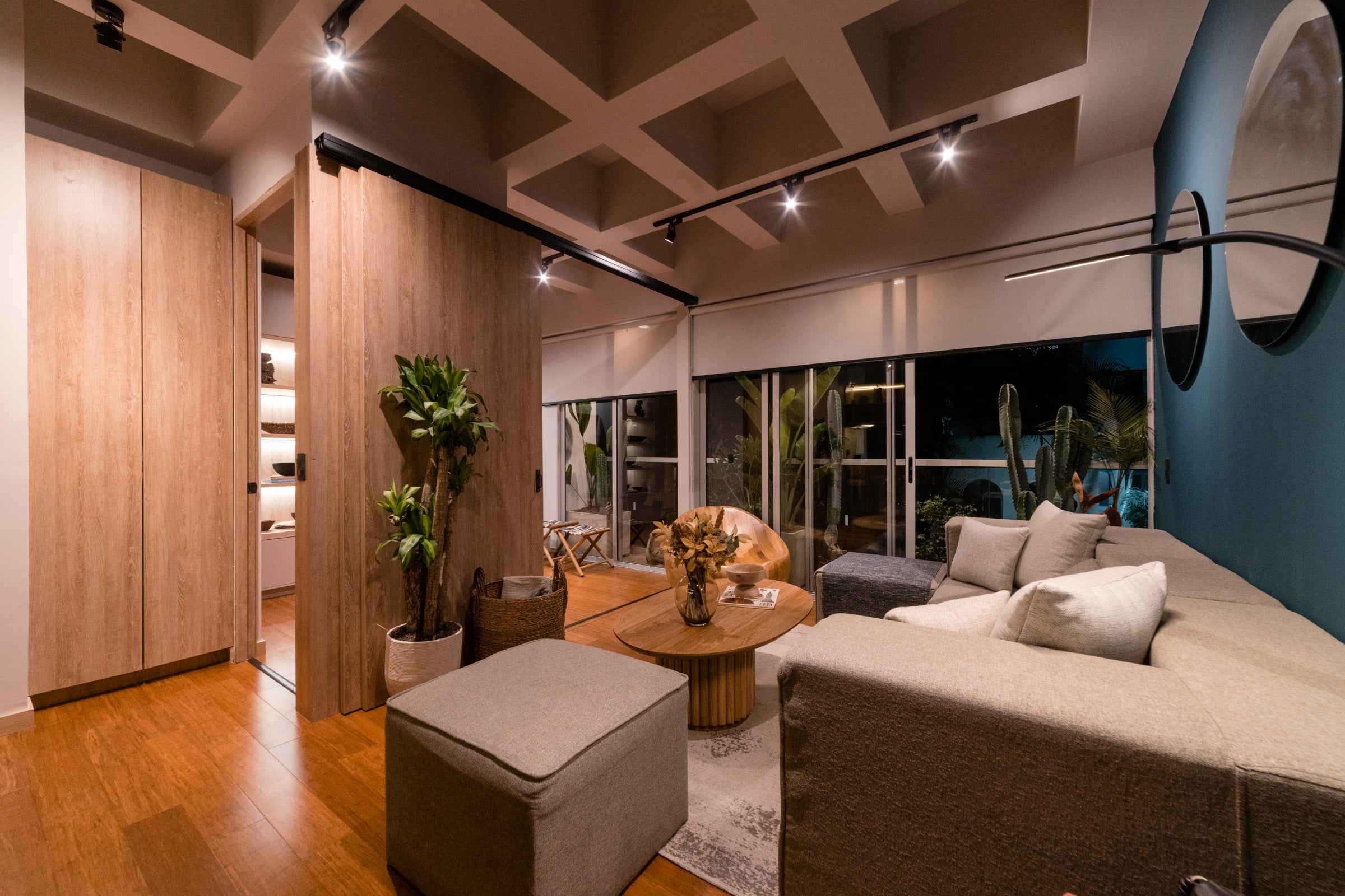 Sala con plantas, espejo y luz cálida, Campestre 402