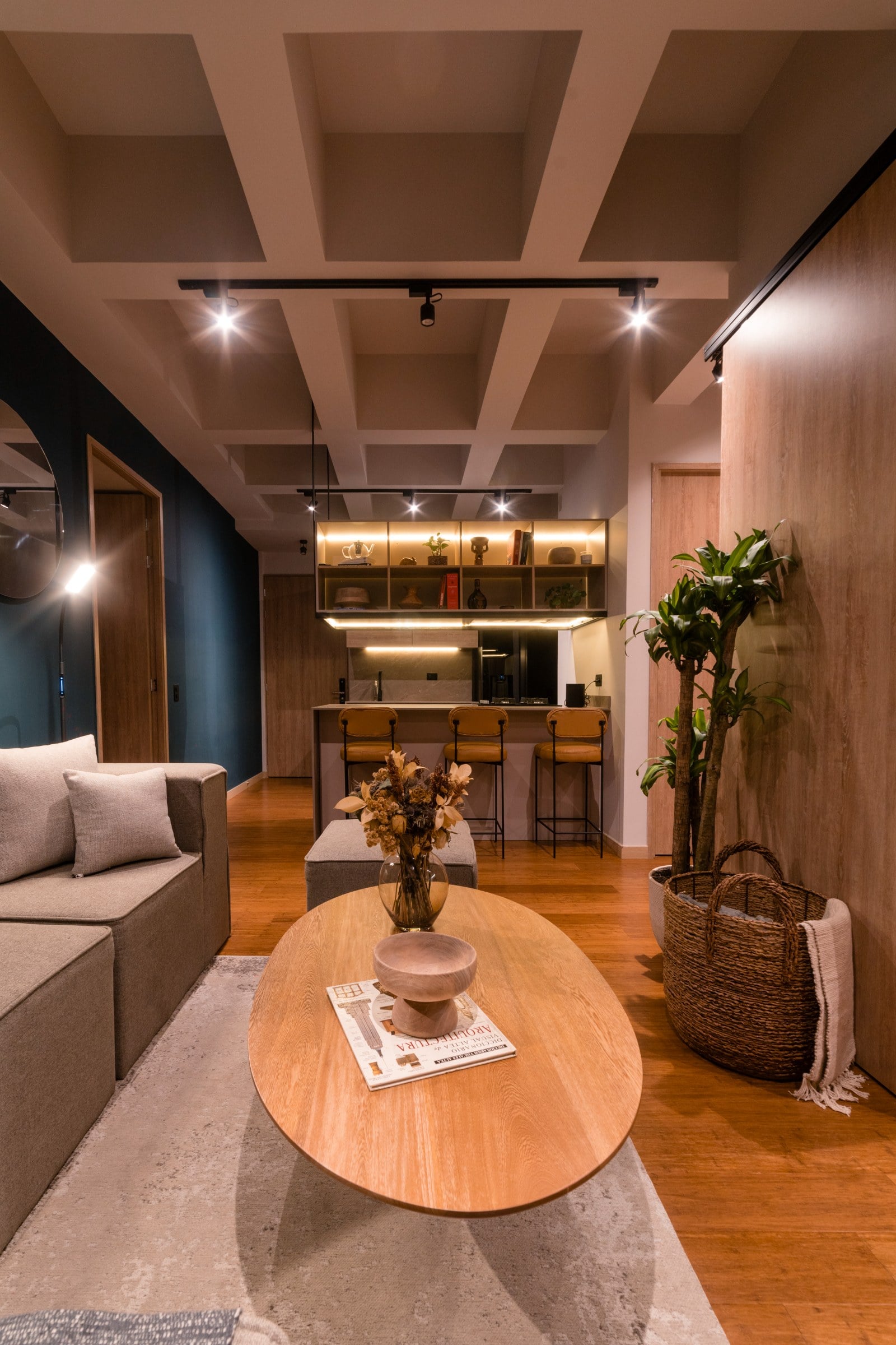 Vista del salón hacia la barra con mesa de centro en madera, Campestre 402