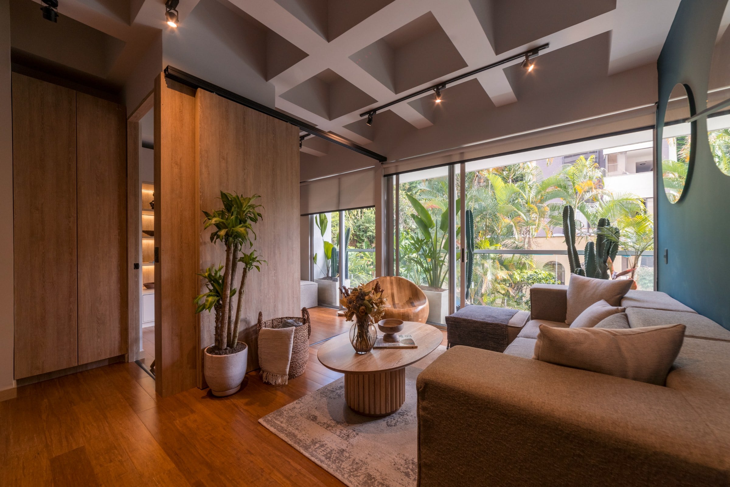 Sala con ventanal hacia la vegetación exterior, Campestre 402