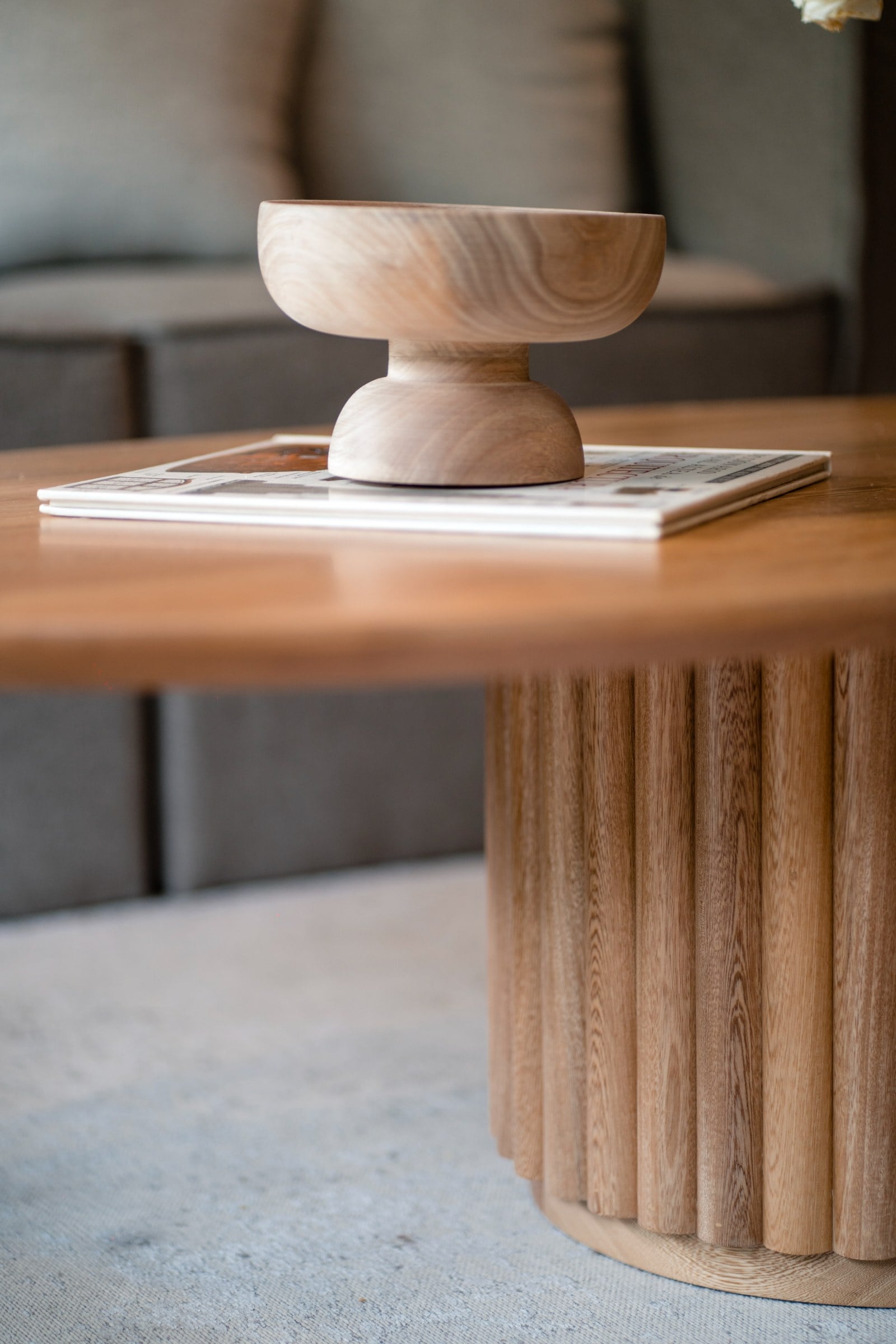 Detalle de mesa auxiliar torneada en madera, Campestre 402