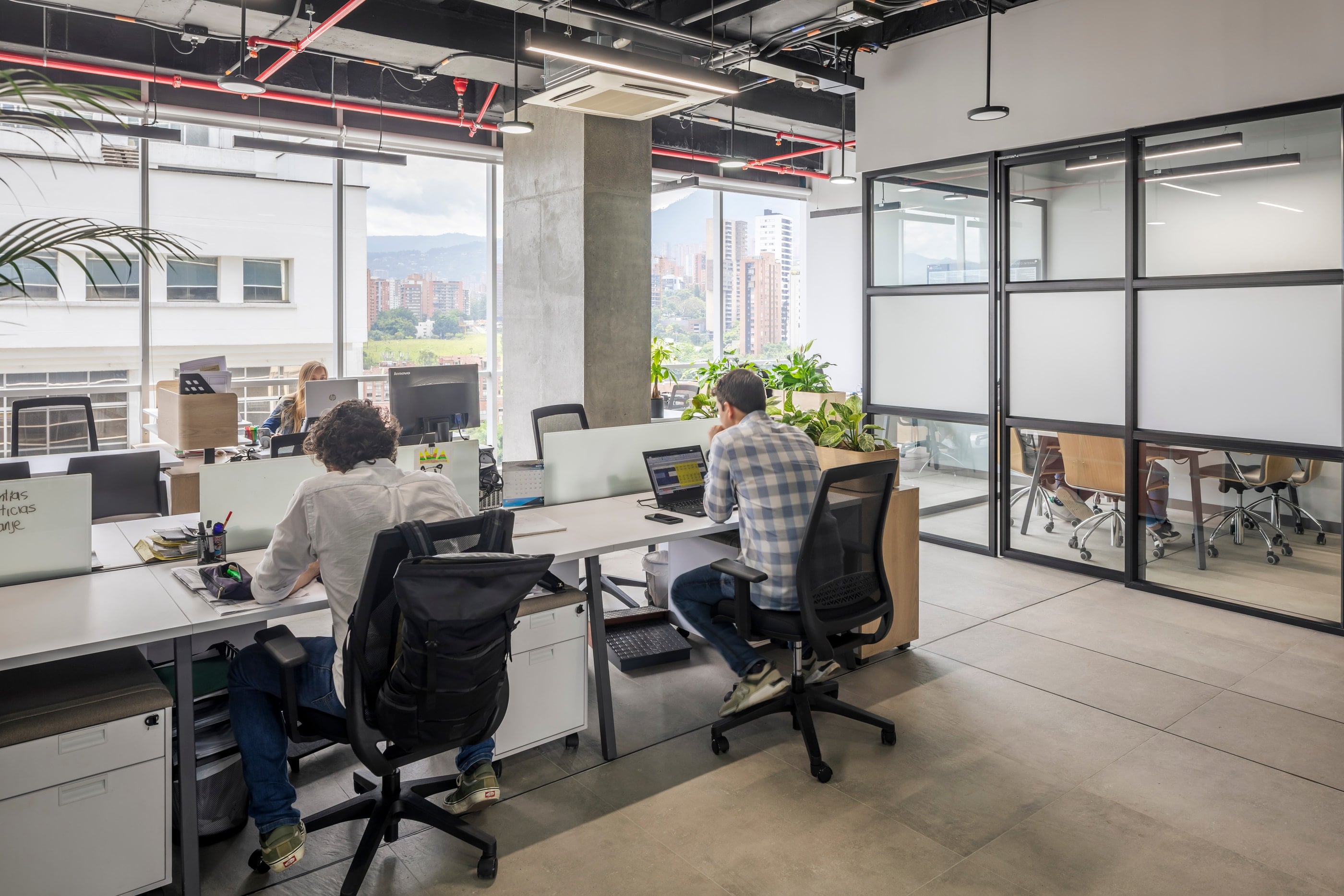 Zona de puestos de trabajo con estructura a la vista, CrearCimientos