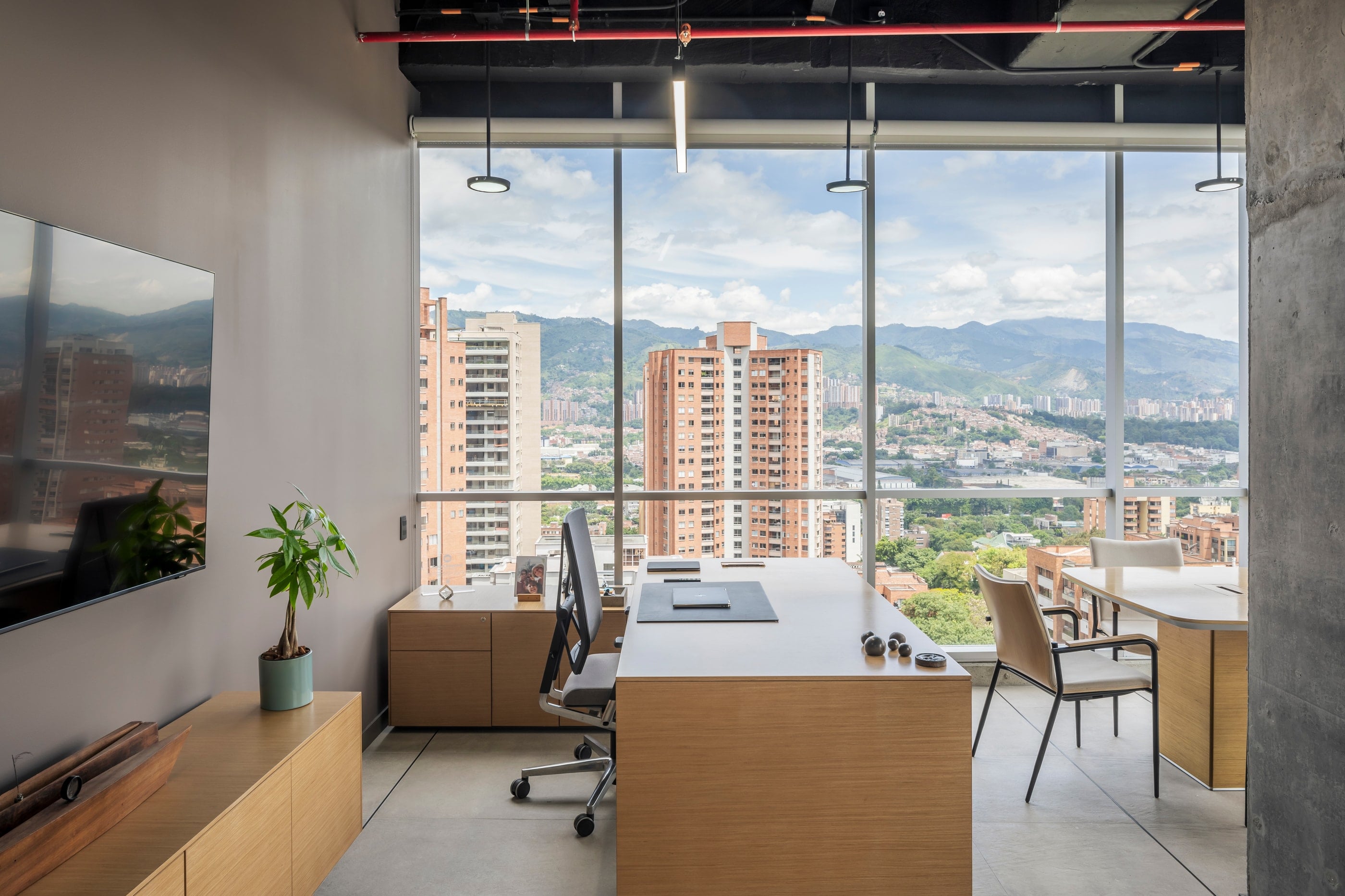 Oficina gerencial con vista a las montañas de Medellín, CrearCimientos