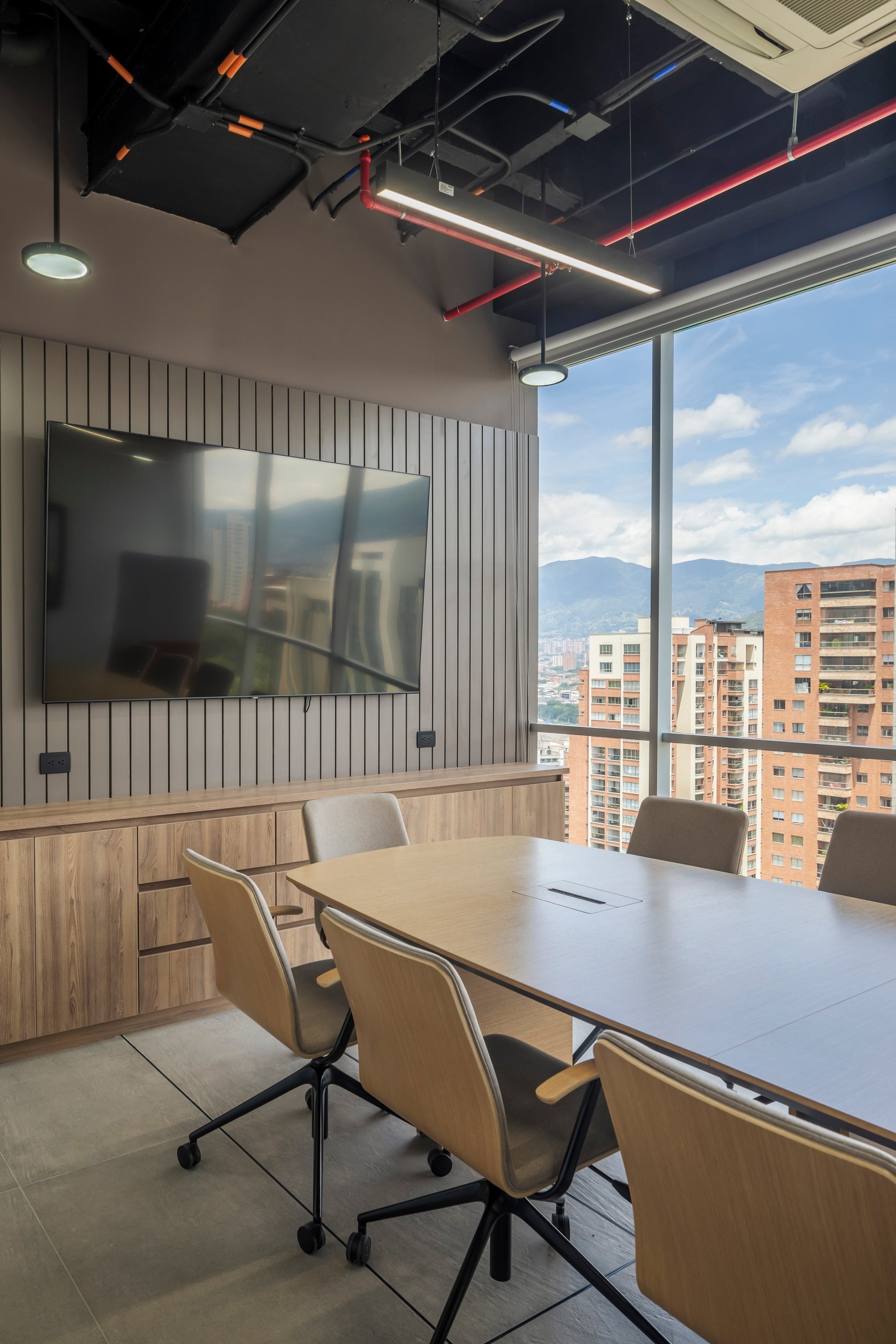 Sala de reuniones con listones de madera y pantalla, CrearCimientos