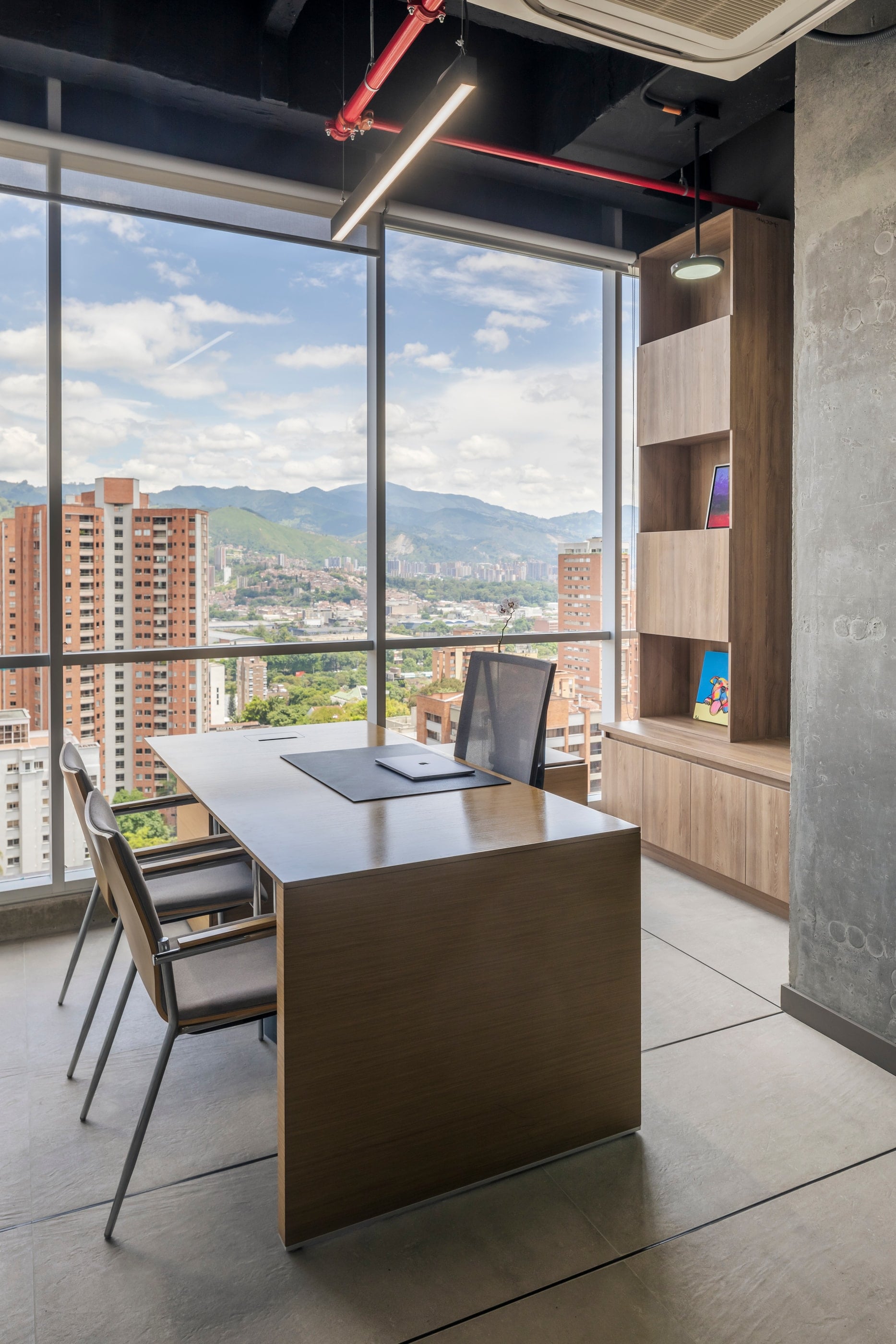 Puesto de trabajo junto a columna de concreto y estantería, CrearCimientos