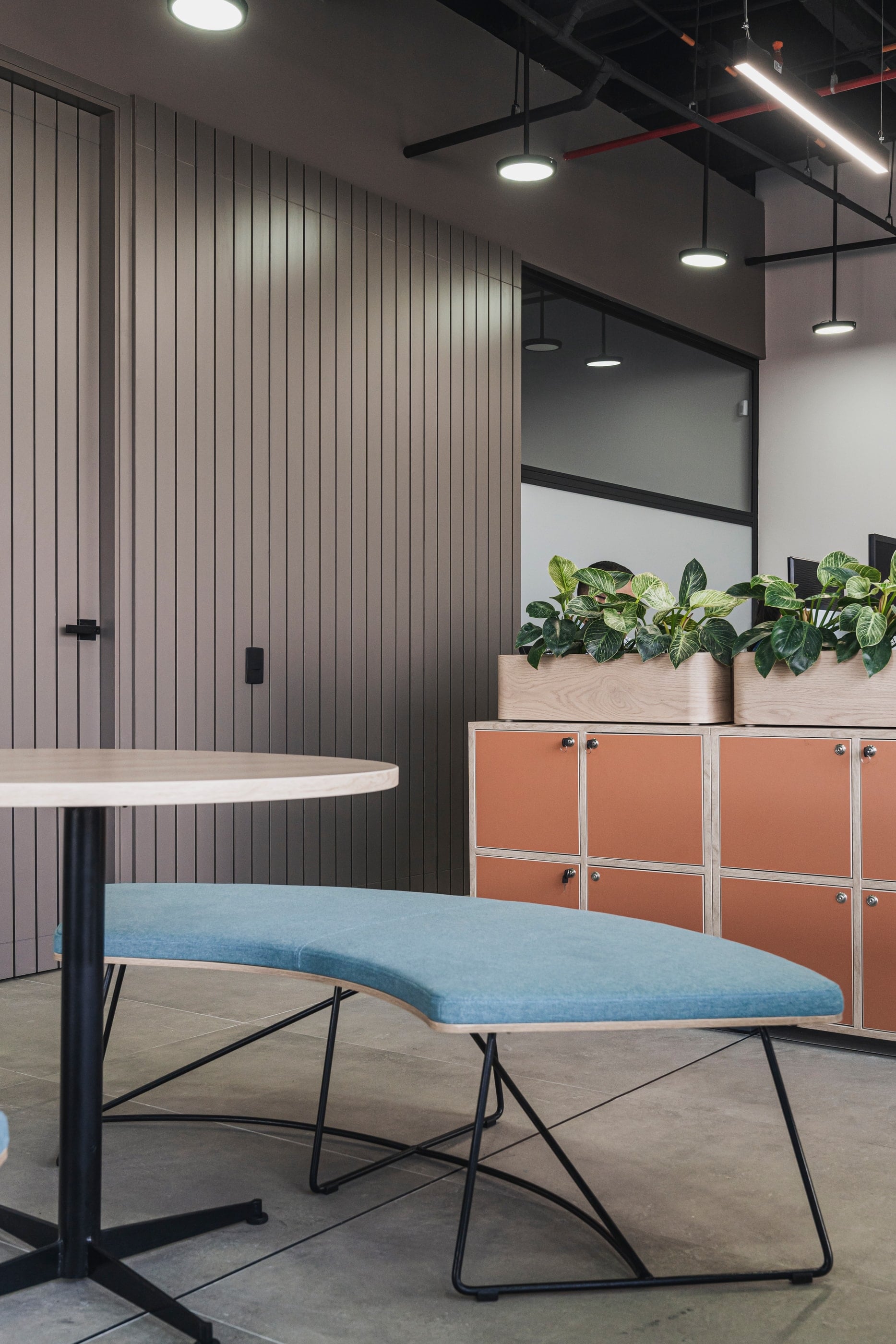 Mesa de reuniones informal con banca tapizada, CrearCimientos