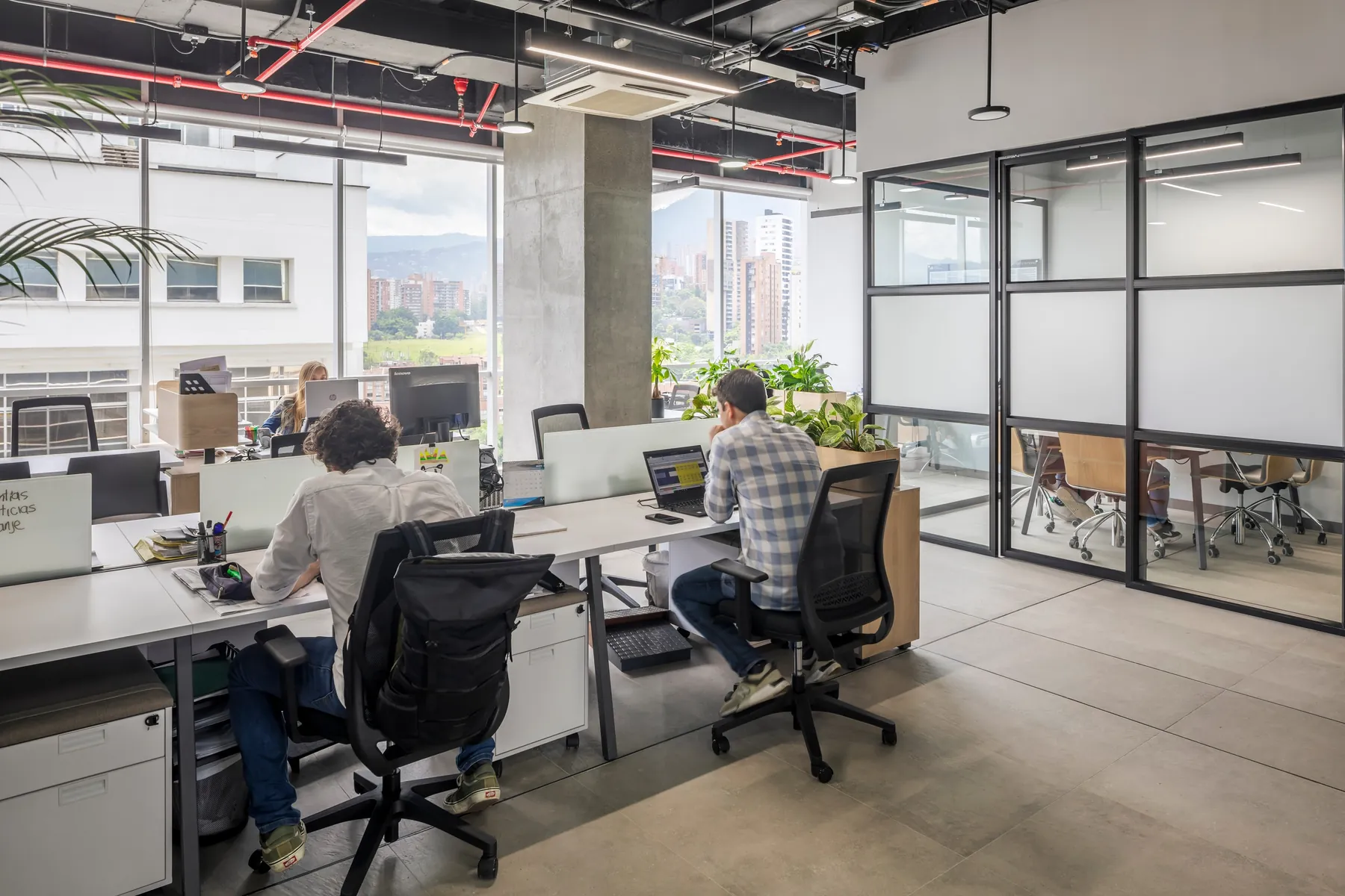 Zona de puestos de trabajo con estructura a la vista, CrearCimientos