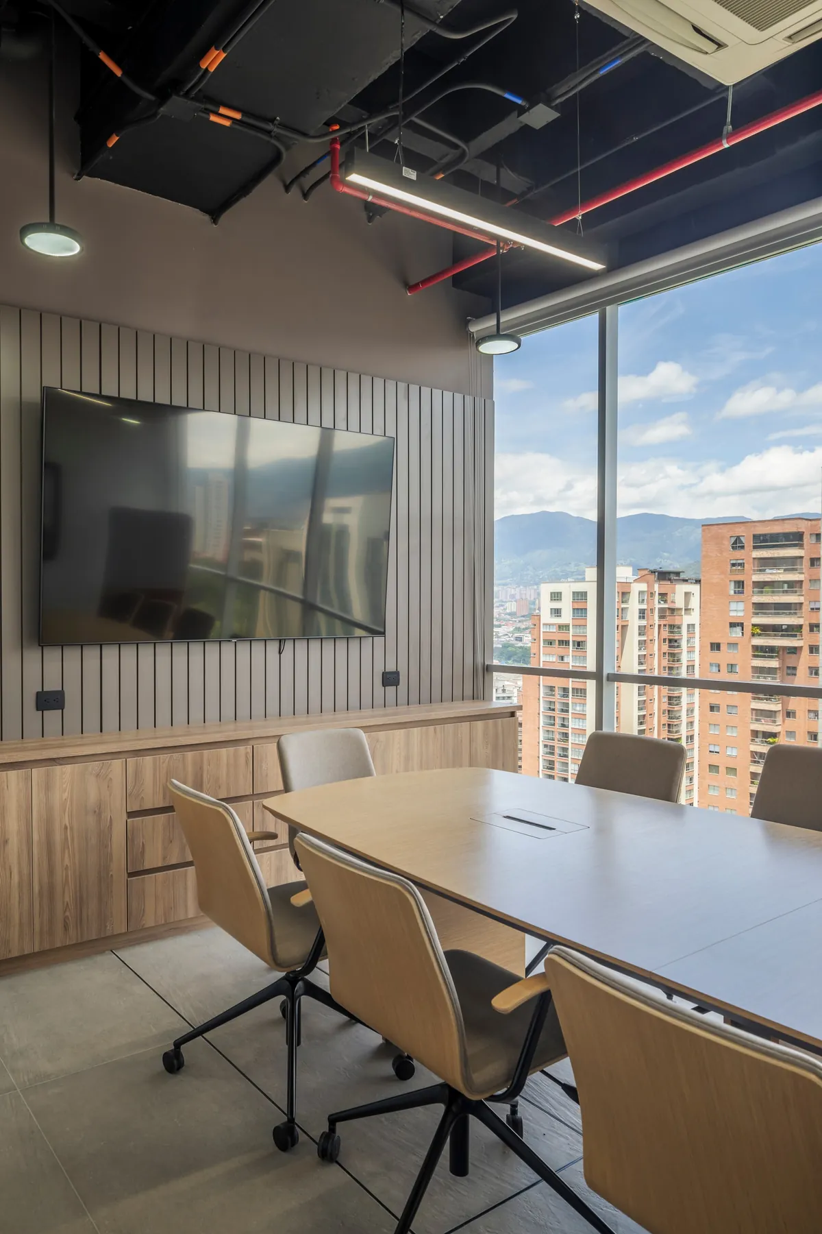 Sala de reuniones con listones de madera y pantalla, CrearCimientos